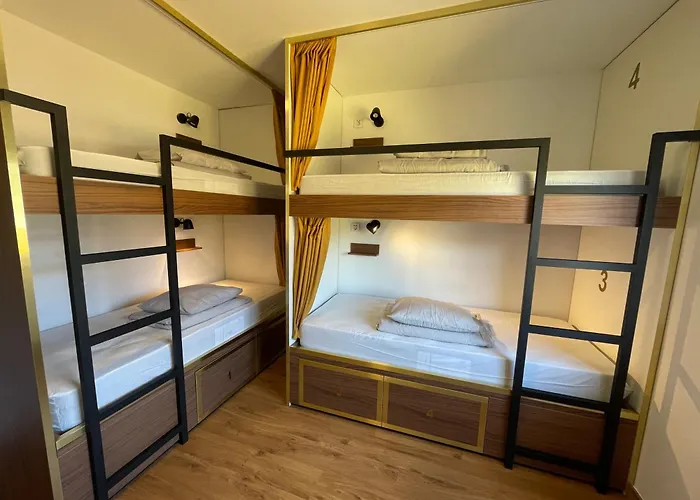 33 - Youth 18 To 35 Only Hostel Baleal