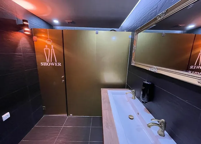 33 - Youth 18 To 35 Only Hostel *